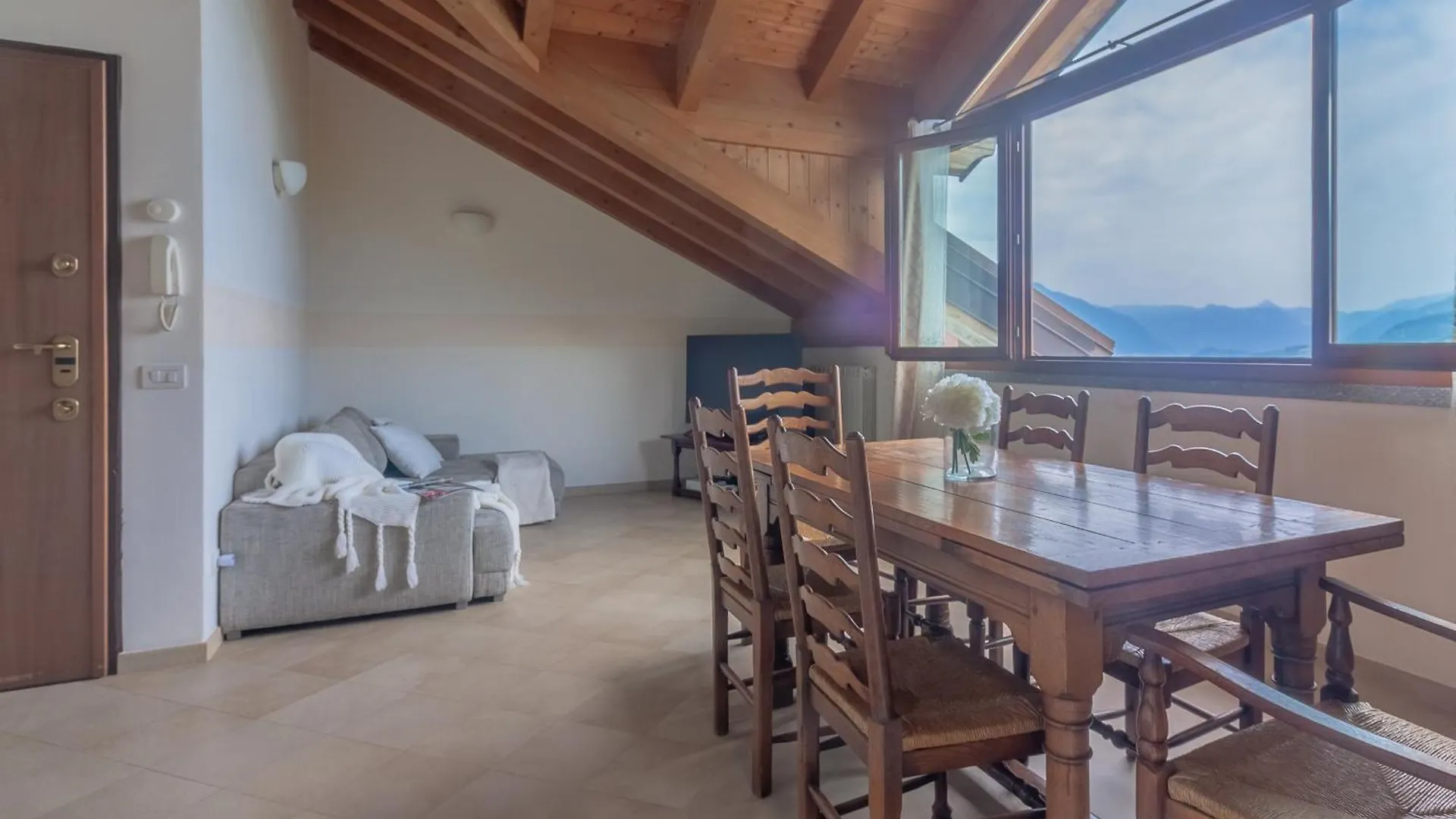 Queen Lake View Perledo إيطاليا